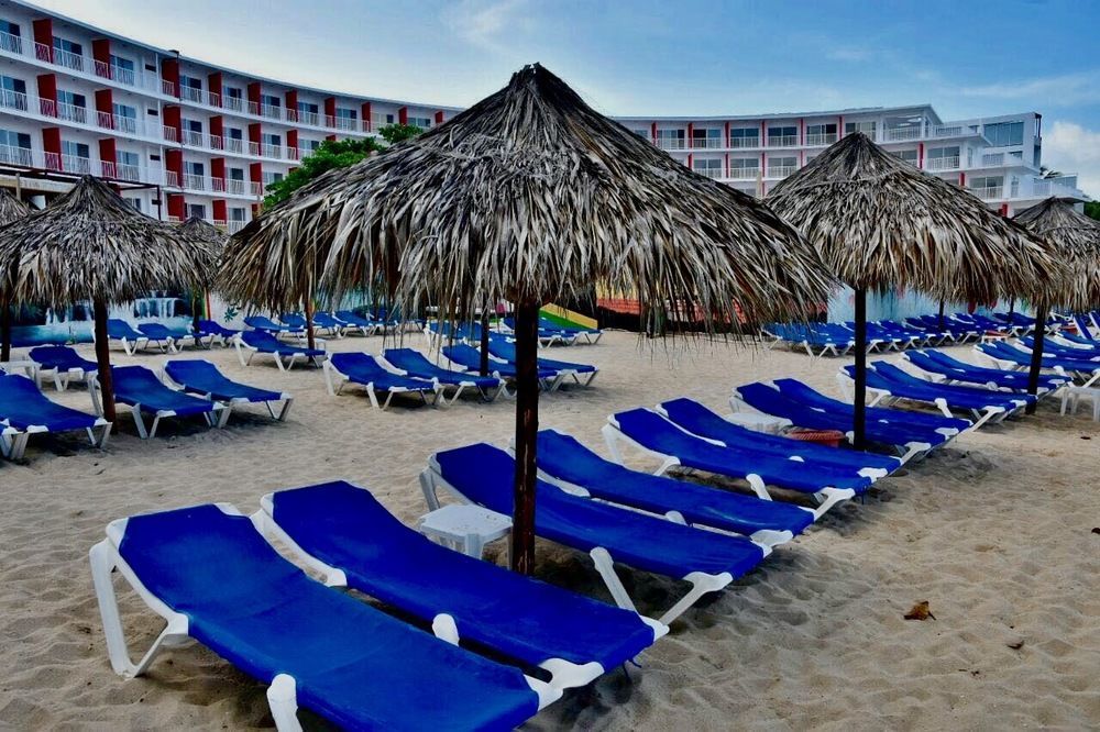 Grand Decameron Cornwall Beach, A Trademark Resort 4*