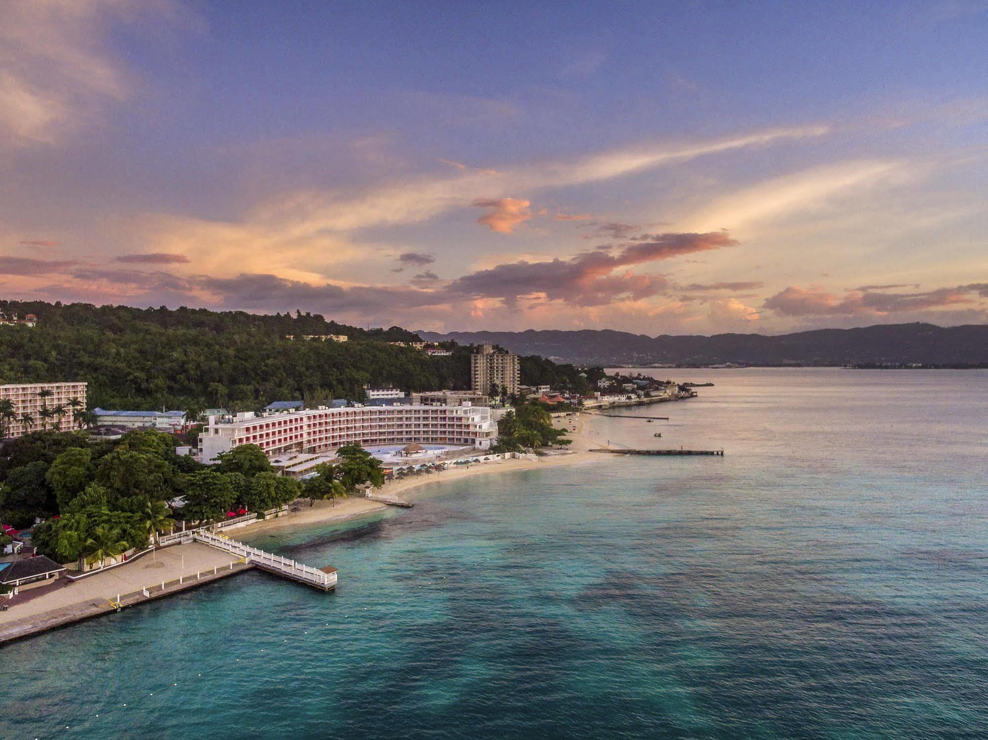 Grand Decameron Cornwall Beach, A Trademark 4* Montego Bay