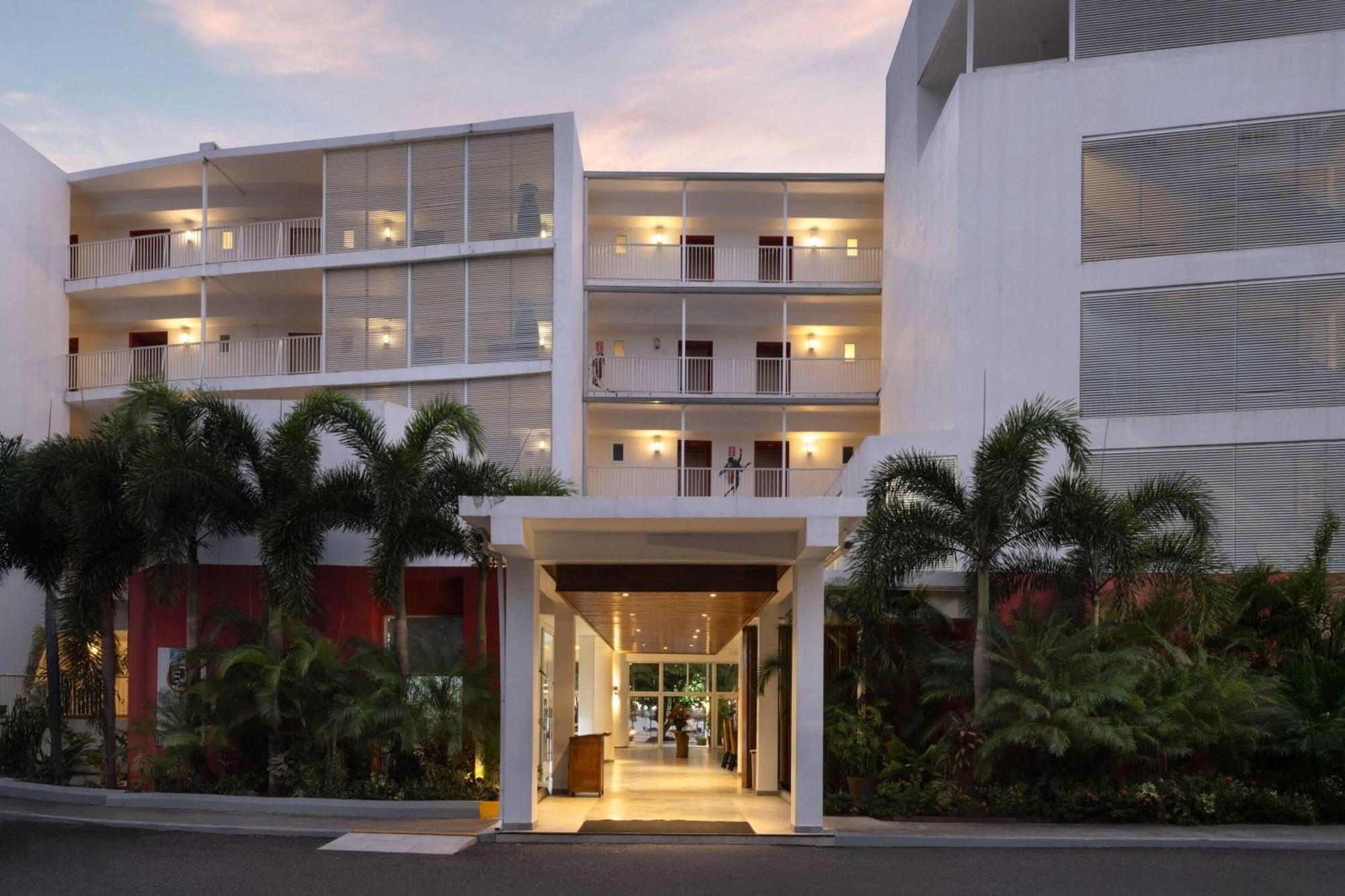 Grand Decameron Cornwall Beach, A Trademark All-Inclusive Resort Resort 4*